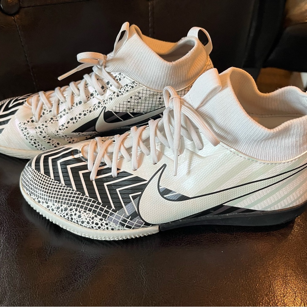 Nike Indoor Soccer Shoes Nike JR SUPERFLY 7 ACADEMY MDS IC
(BQ5529-110) Size 6Y